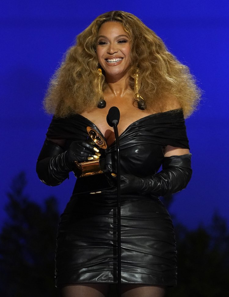 Beyoncé de Schiaparelli en los Grammy 2021