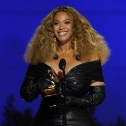 Beyoncé de Schiaparelli en los Grammy 2021