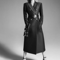 Paris Hilton con abrigo largo de paño negro de la campaña otoño/invierno 2021/2022 de Lanvin