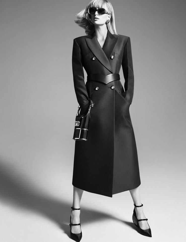 Paris Hilton con abrigo largo de paño negro de la campaña otoño/invierno 2021/2022 de Lanvin