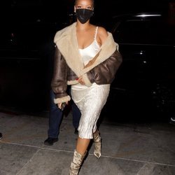 Rihanna mezcla vestido lencero con borrego en Los Ángeles