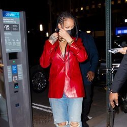 Rihanna con un look casual saliendo a cenar por Nueva York