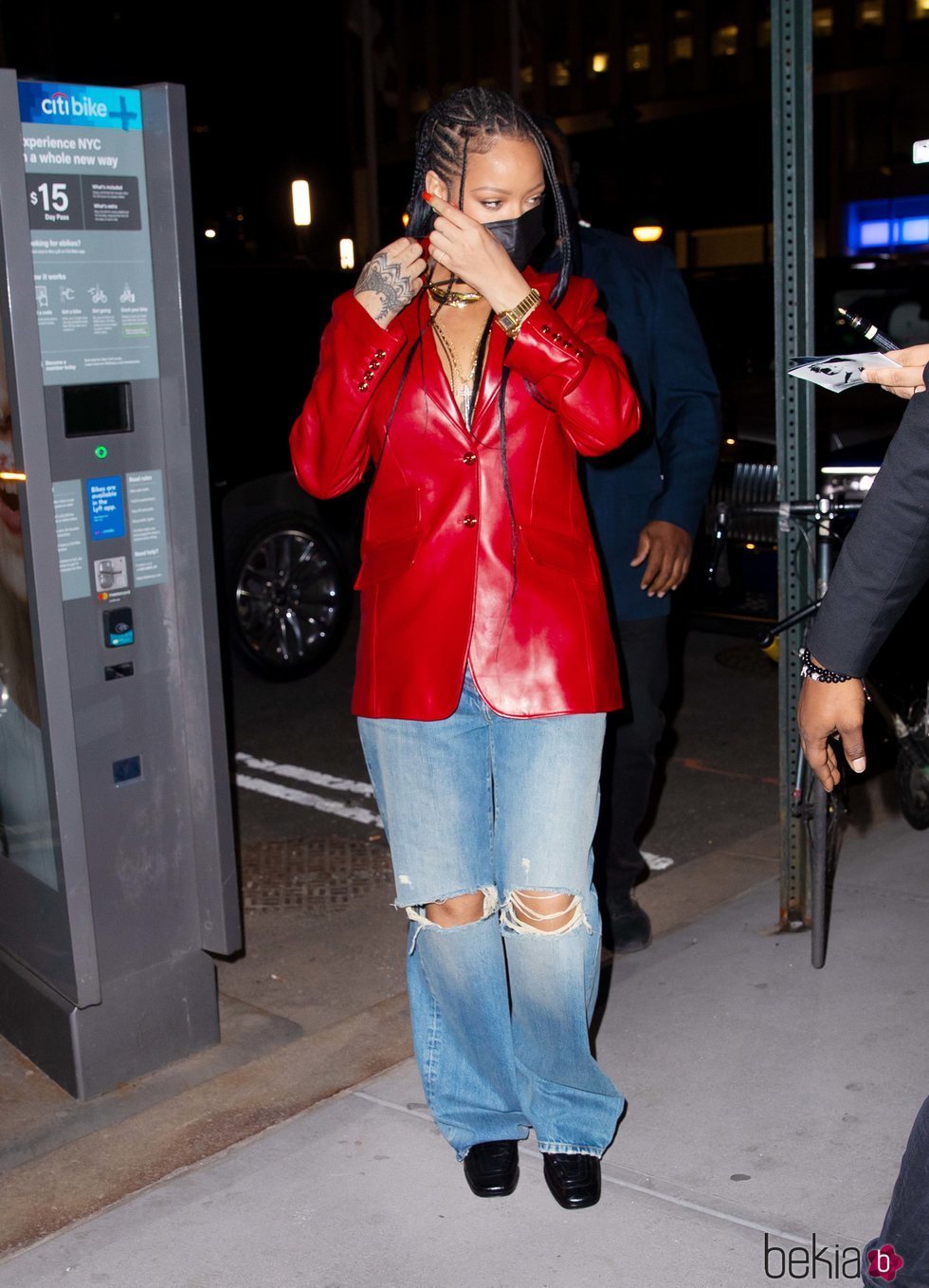 Rihanna con un look casual saliendo a cenar por Nueva York