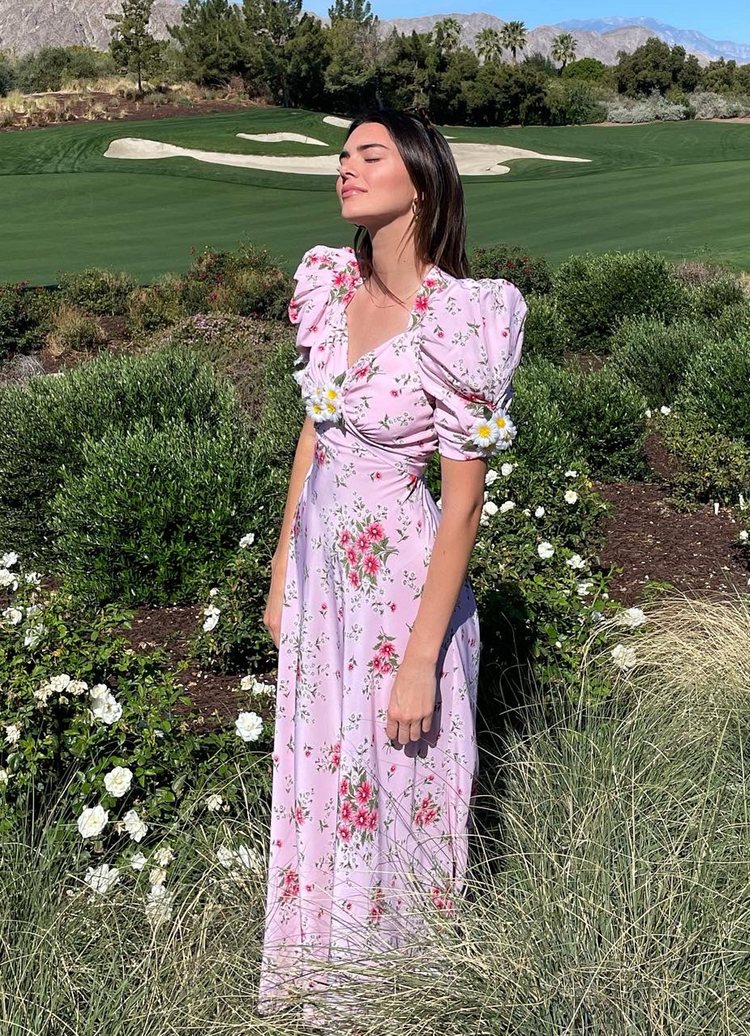 Kendall Jenner con un vestido floral de Rodarte el Domingo de Pascua