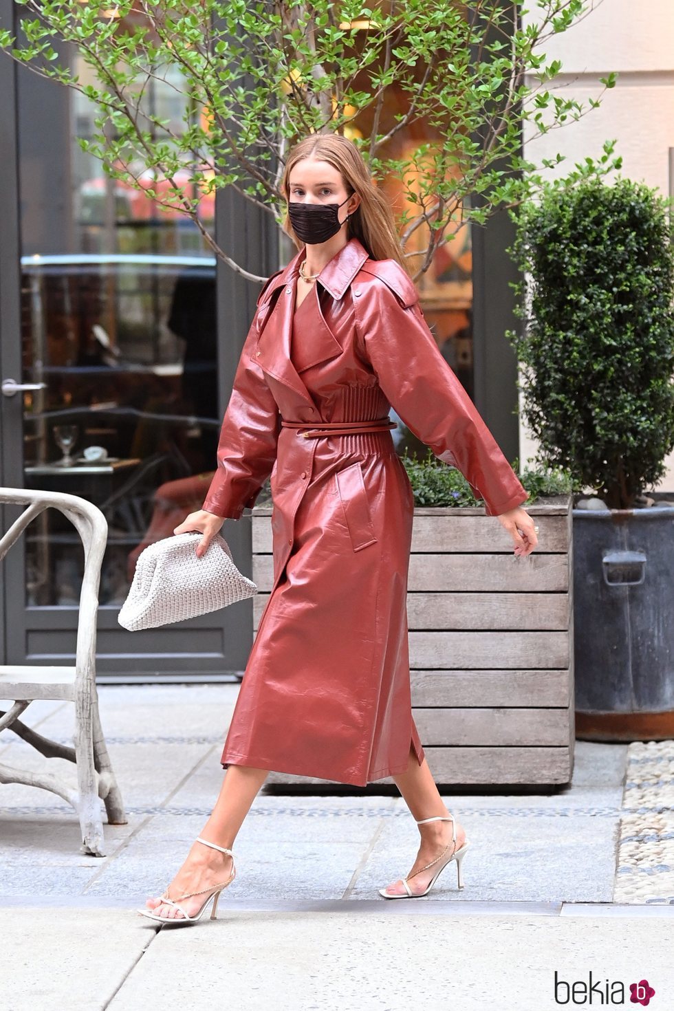 Rosie Huntington-Whiteley con un total look de Bottega Beneta por Nueva York