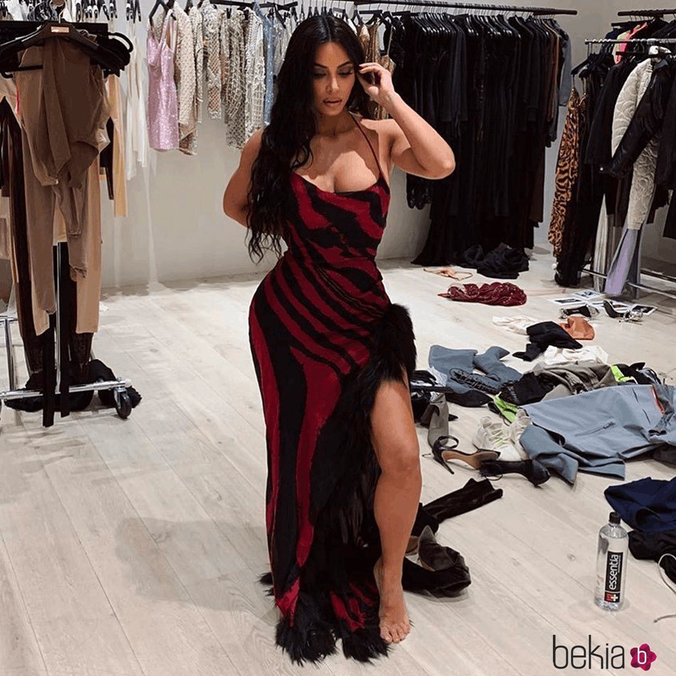 Kim Kardashian con vestido animal print rojo de Roberto Cavalli