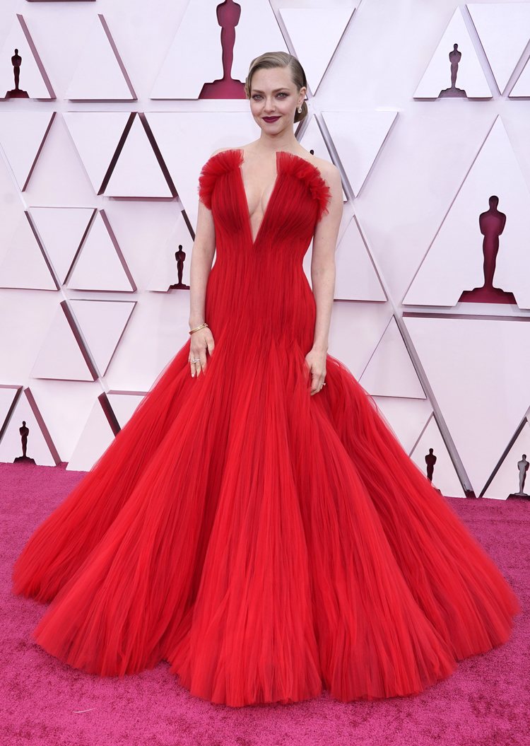 Amanda Seyfried de Armani Privé en la alfombra roja de los Premios Oscar 2021