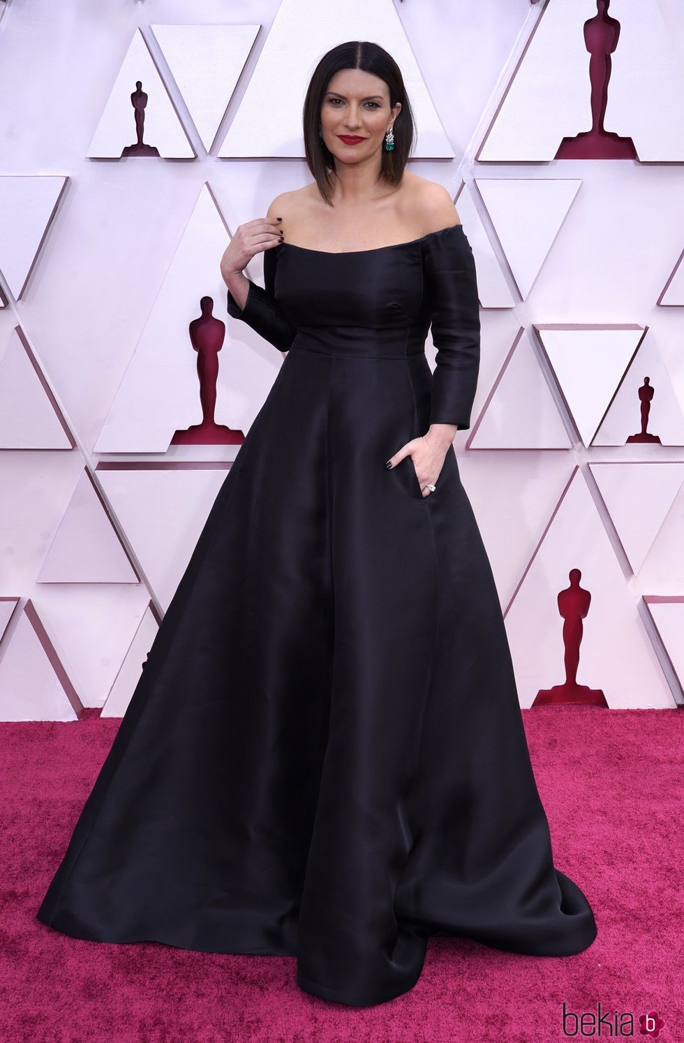 Laura Pausini de Valentino en la alfombra roja de los Premios Oscar 2021
