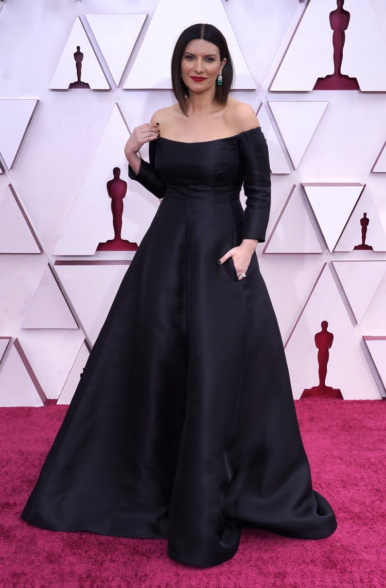 Laura Pausini de Valentino en la alfombra roja de los Premios Oscar 2021