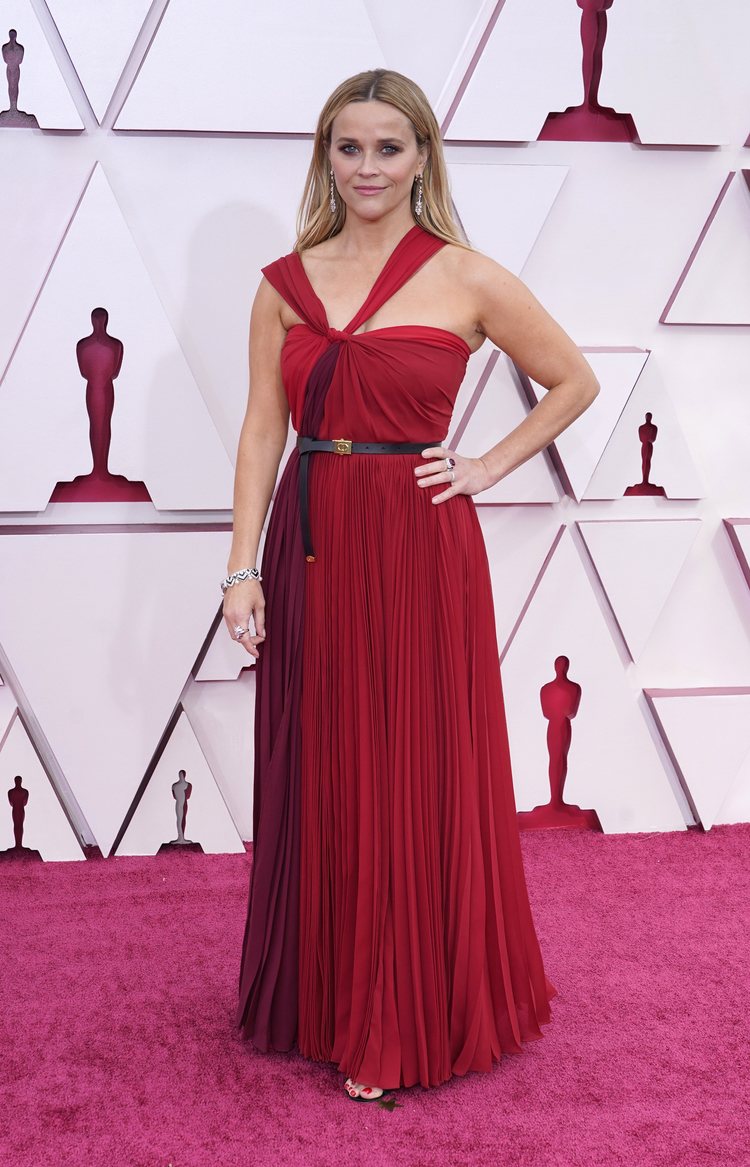 Reese Witherspoon de Dior Alta Costura en la alfombra roja de los Premios Oscar 2021