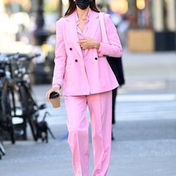 Irina Shayk con un total look rosa chicle por las calles de Nueva York