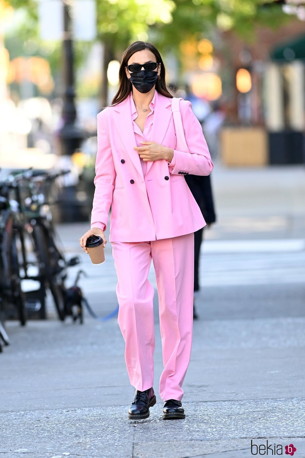 Irina Shayk con un total look rosa chicle por las calles de Nueva York