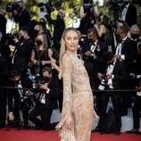Candice Swanepoel vestida de Etro en el Festival de Cannes 2021