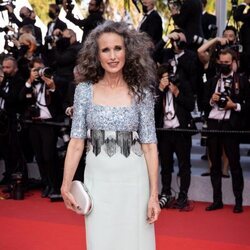 Andie McDowell con un vestido estilo dos piezas en el Festival de Cannes 2021