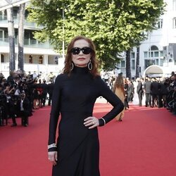 Isabelle Huppert vestida de Balenciaga en la segunda jornada del Festival de Cannes 2021