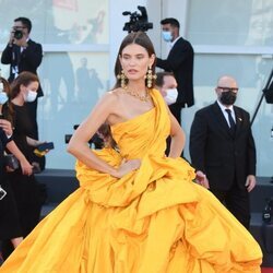 Bianca Balti de Dolce & Gabbana en la premiere de 'Madres paralelas' en el Festival de Venecia 2021