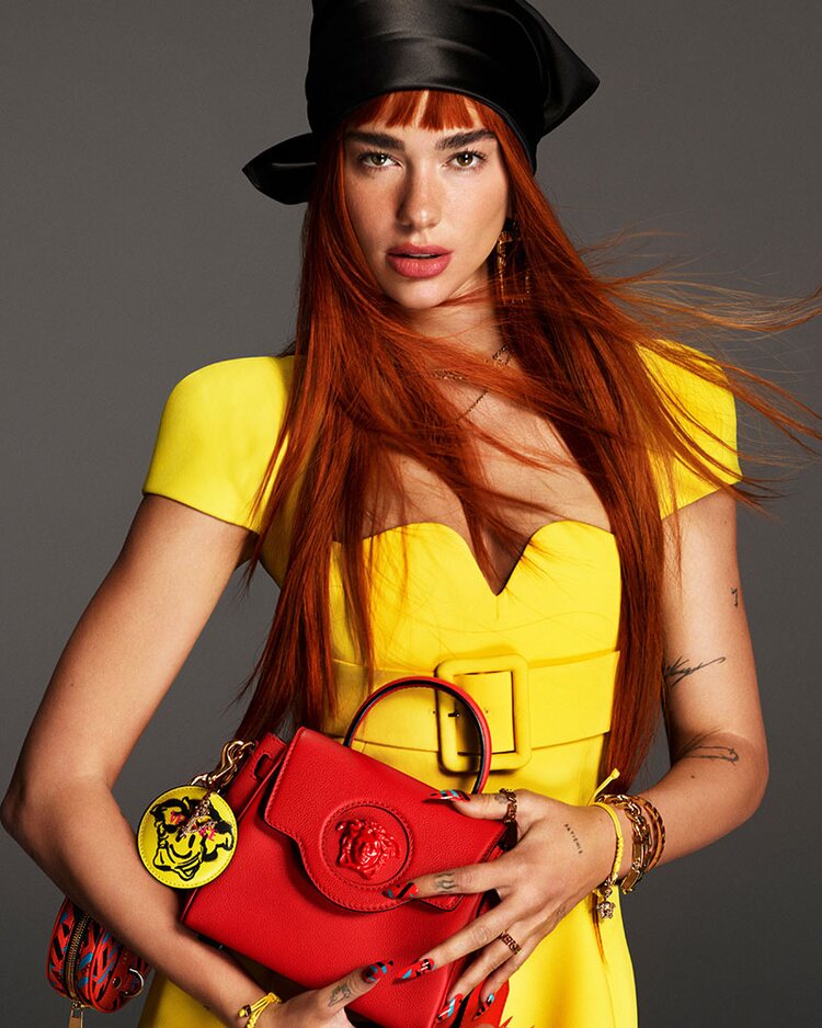 Dua Lipa con el bolso La Medusa de la campaña otoño/invierno 2021 de Versace