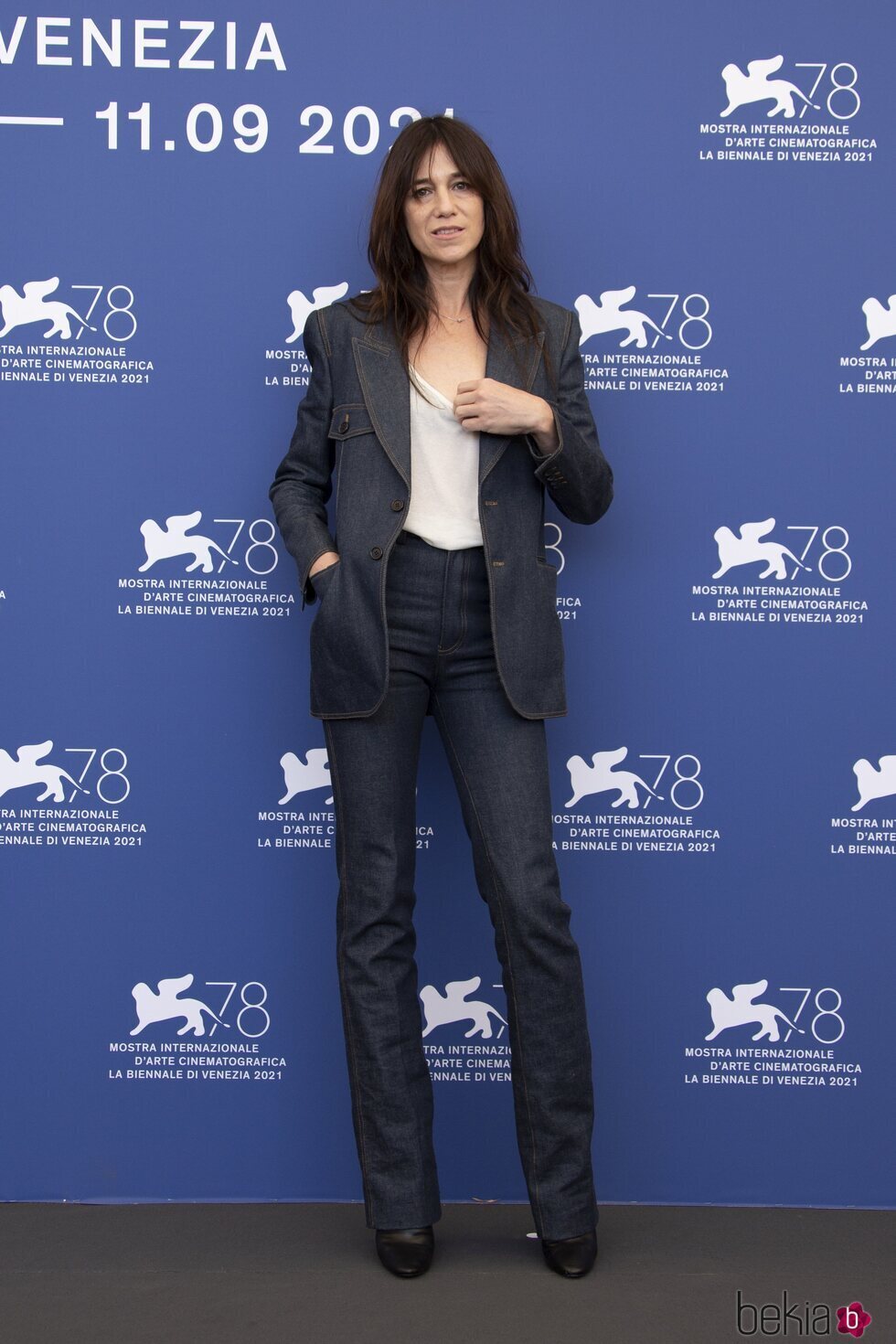 Charlotte Gainsbourg con un total look denim en la presentación de 'Sundown' en Festival de Venecia 2021