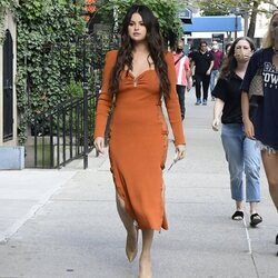 Selena Gomez con un vestido de punto por Nueva York en plena Semana de la Moda