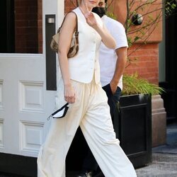 Gigi Hadid con total look de The Row en la Semana de la Moda de Nueva York primera/verano 2022