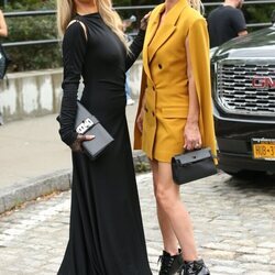 Paris y Nicky Hilton asistiendo a un desfile durante la Semana de la Moda de Nueva York primera/verano 2022