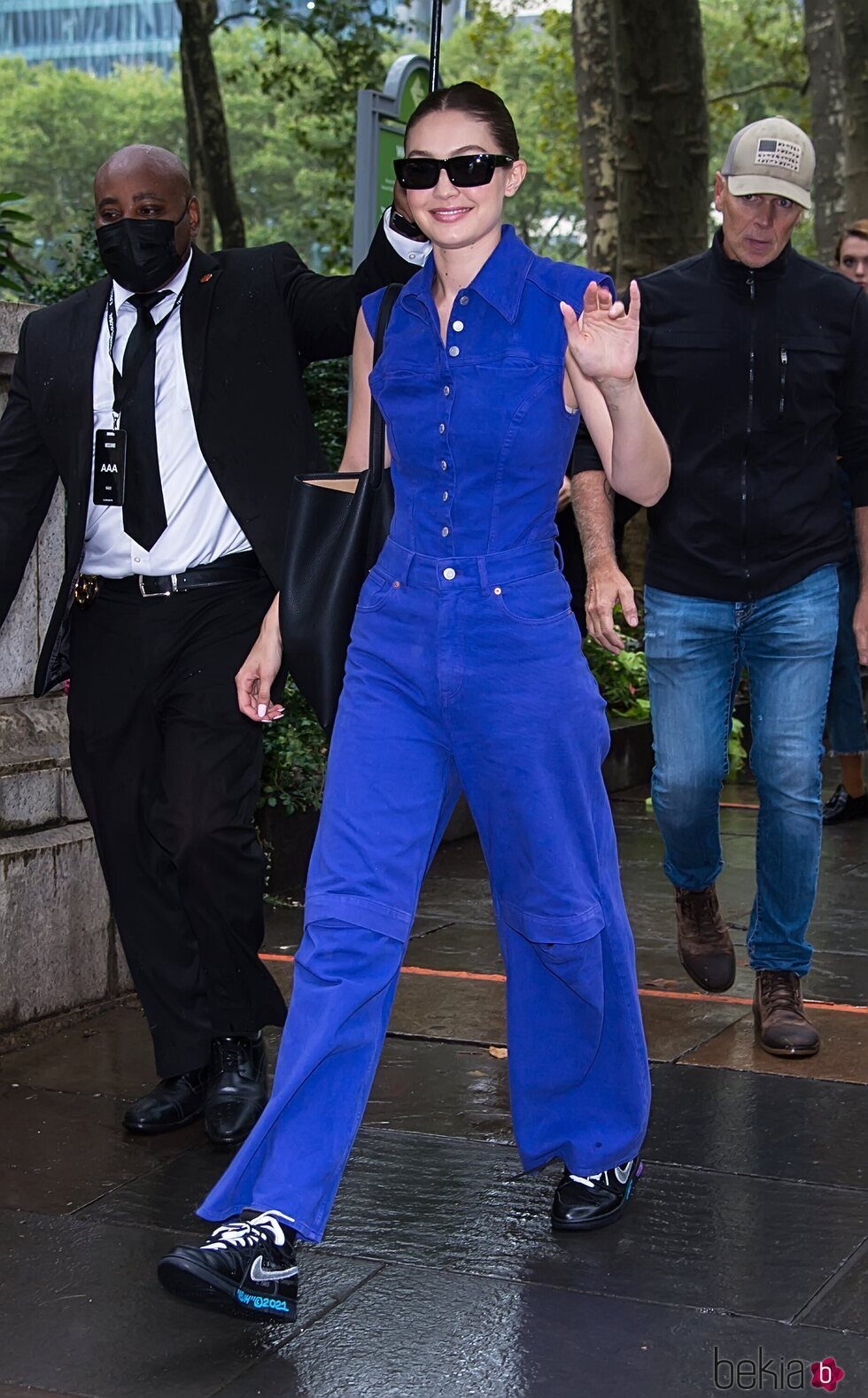 Gigi Hadid llegando al desfile de Moschino durante la Semana de la Moda de Nueva York primera/verano 2022