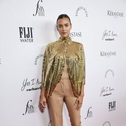 Irina Shayk en los Premios Daily Front Row 2021 durante la Semana de la Moda de Nueva York primera/verano 2022