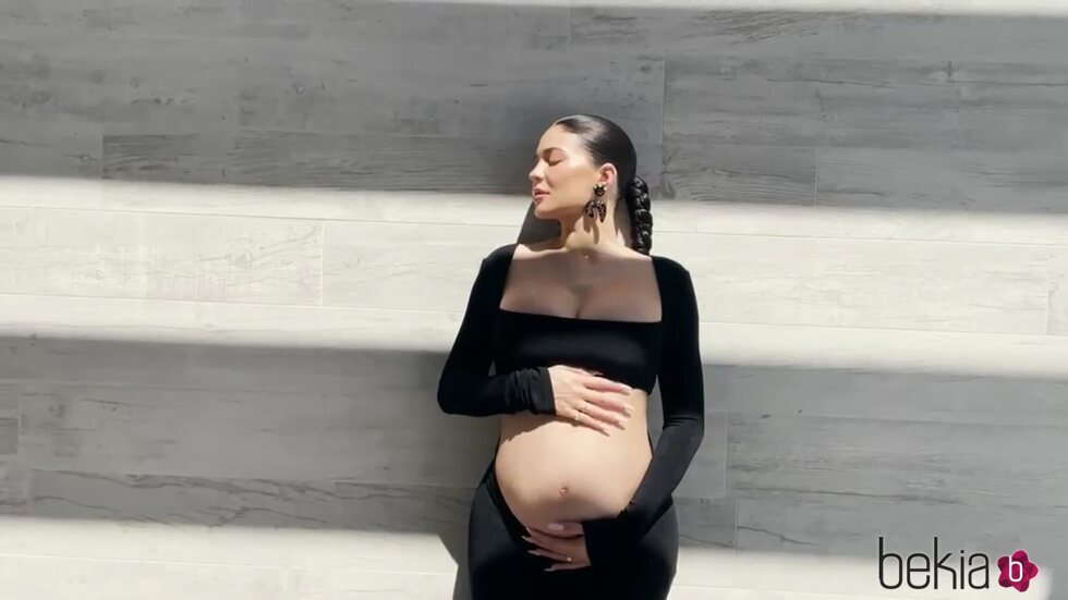Kylie Jenner con un vestido de Mirror Palais anunciando su segundo embarazo