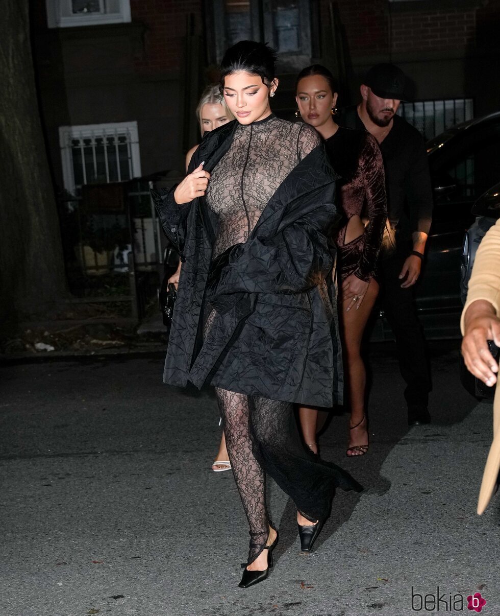Kylie Jenner con un mono de LaQuan Smith en Nueva York durante la semana de la moda primavera/verano 2022