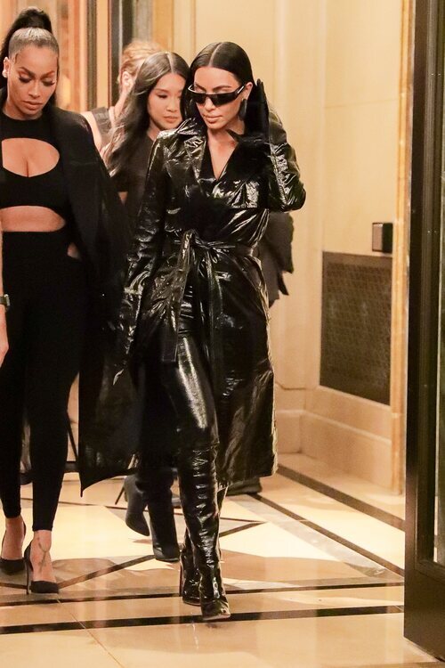 Kim Kardashian con un total look negro en Nueva York