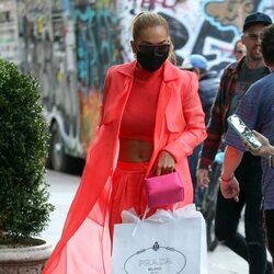 Rita Ora con un look fluor en la Semana de la Moda de Nueva York primera/verano 2022