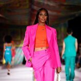 Naomi Campbell con un conjunto color block en el desfile primavera/verano 2022 de Versace