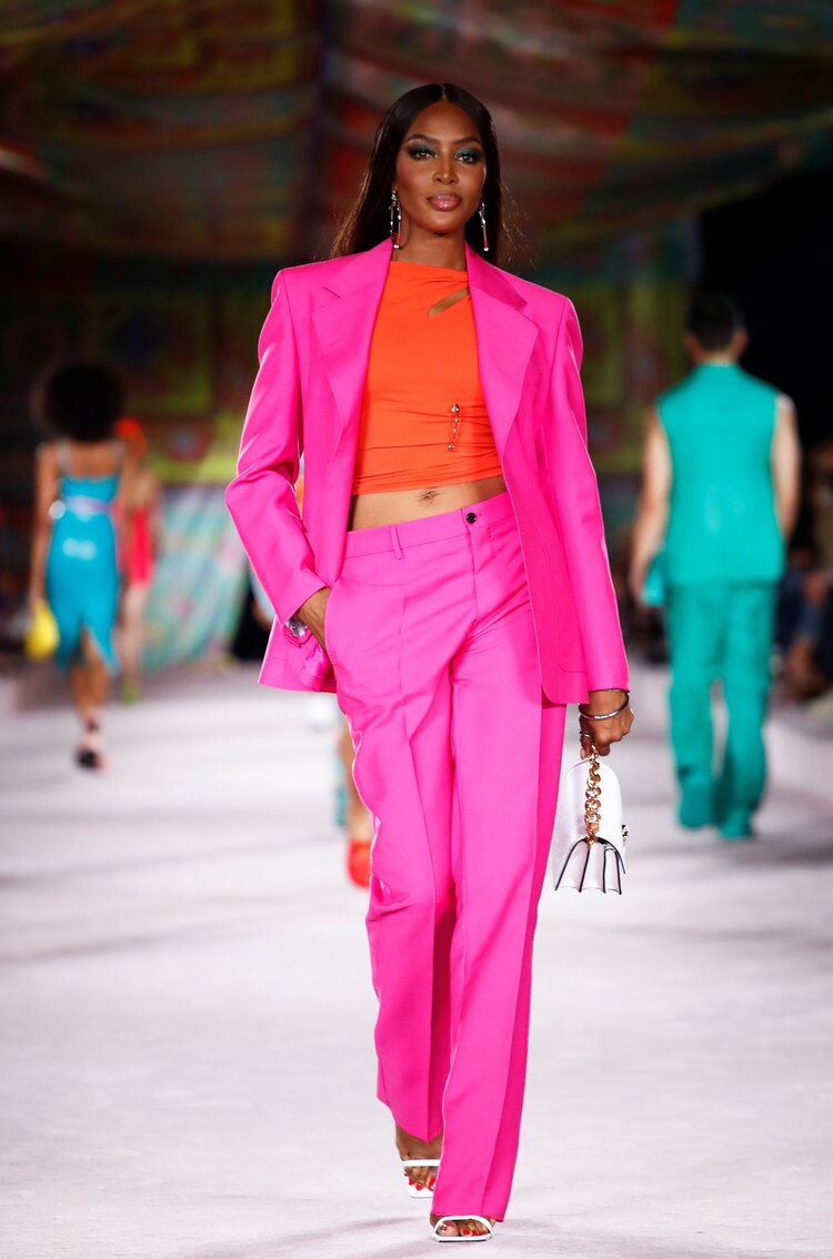 Naomi Campbell con un conjunto color block en el desfile primavera/verano 2022 de Versace