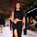 Irina Shayk con un conjunto negro con brillos en el desfile primavera/verano 2022 de Versace