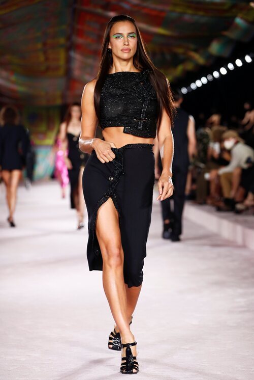 Irina Shayk con un conjunto negro con brillos en el desfile primavera/verano 2022 de Versace