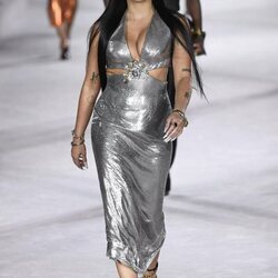 Lourdes Leon con un vestido plateado en el desfile primavera/verano 2022 de Versace