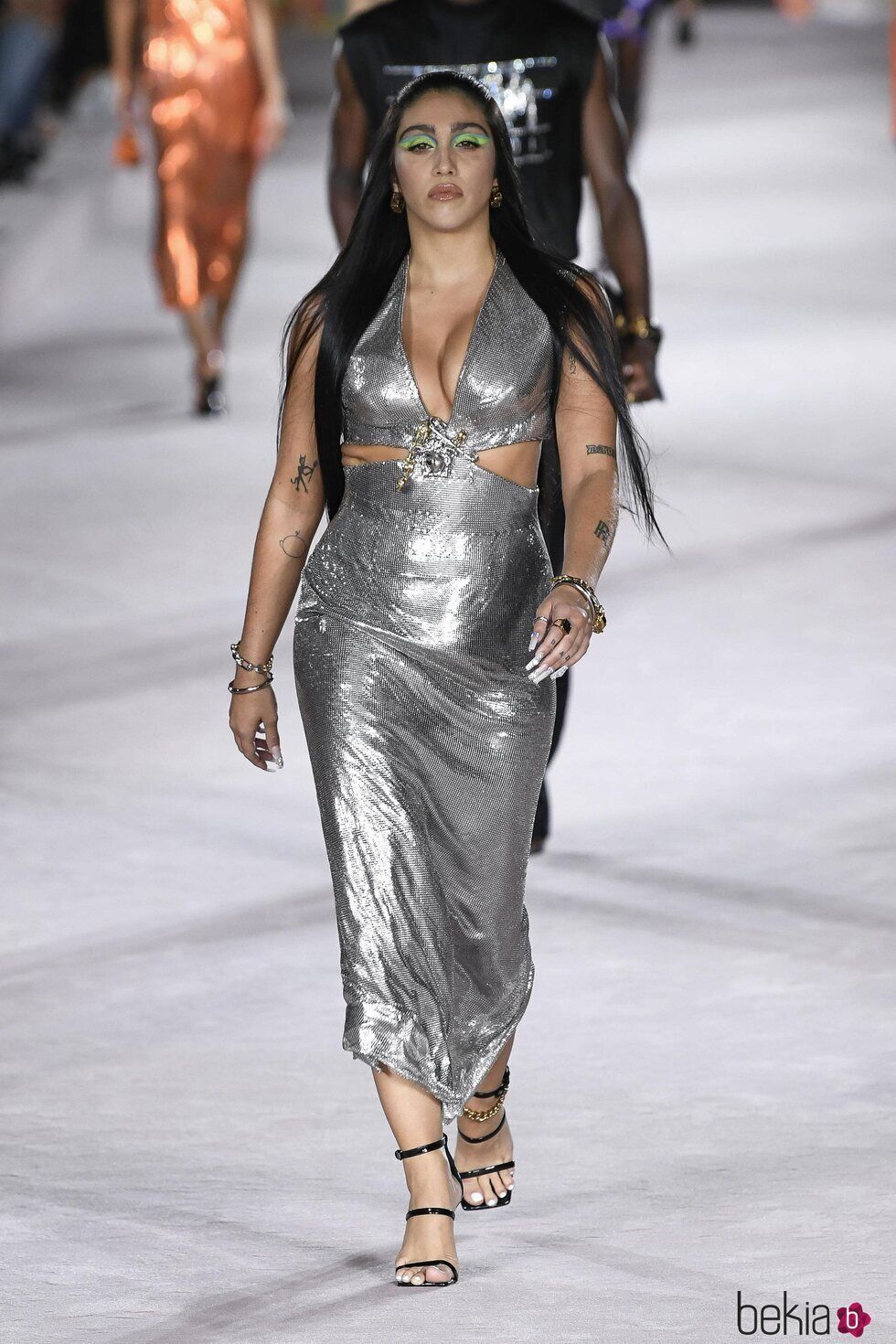 Lourdes Leon con un vestido plateado en el desfile primavera/verano 2022 de Versace