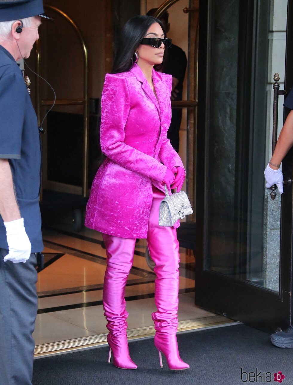 Kim Kardashian con total look rosa fucsia de Balenciaga en Nueva York