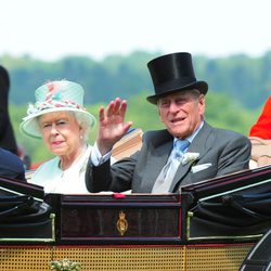 Isabel II con sombrero en verde pastel y detalles trenzados
