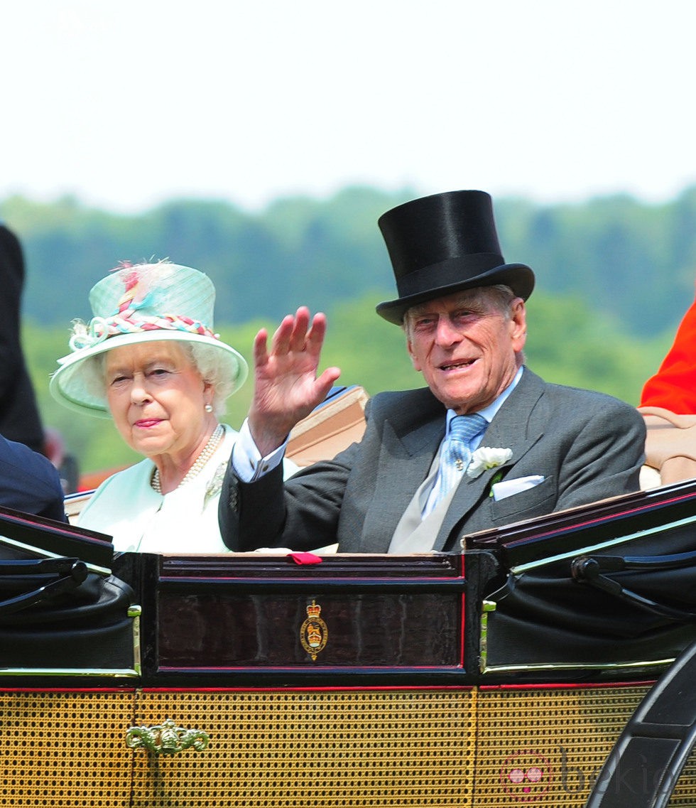 Isabel II con sombrero en verde pastel y detalles trenzados