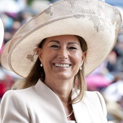 Carole Middleton con sombrero de ala grande en nude