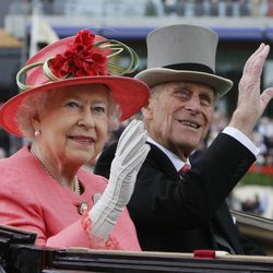 La Reina Isabel II con sombrero en color coral