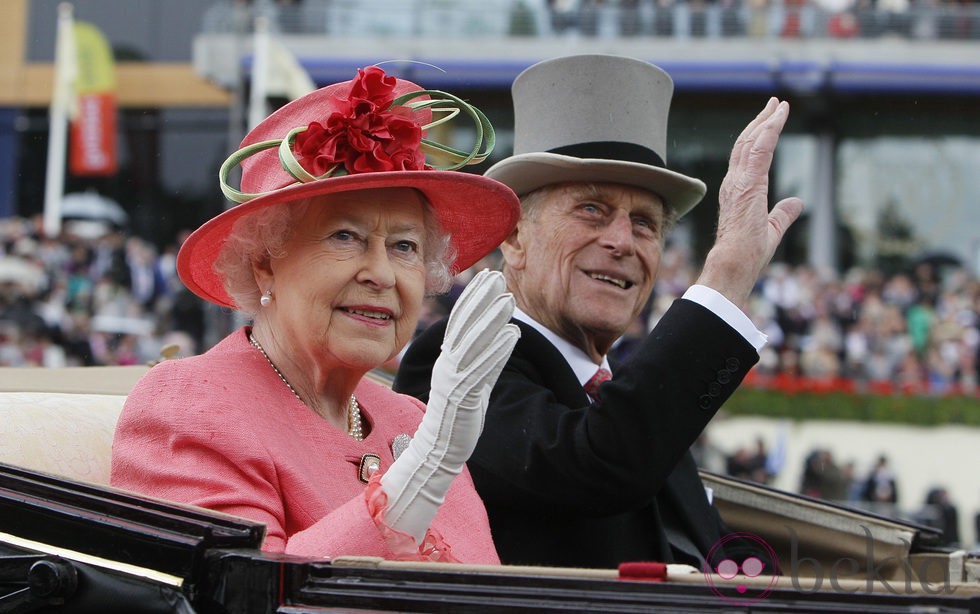 La Reina Isabel II con sombrero en color coral