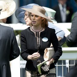 La Princesa Beatriz de York con sombrero de ala grande en nude