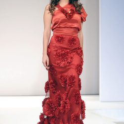 María José Suárez desfila con un vestido rojo para Toni Fernández