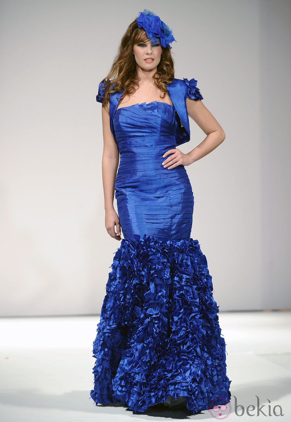 Jessica Bueno desfila con un vestido azul eléctrico para Toni Fernández