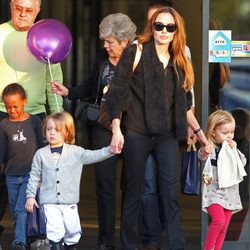 Street style de Angelina Jolie para salir con sus hijos