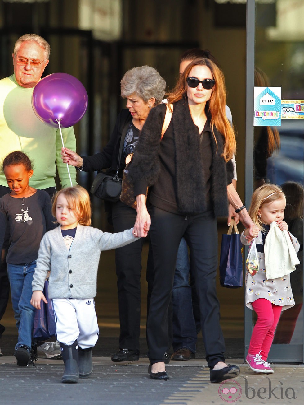 Street style de Angelina Jolie para salir con sus hijos