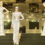 Tres modelos en glitter con transparencias de Versace Atelier