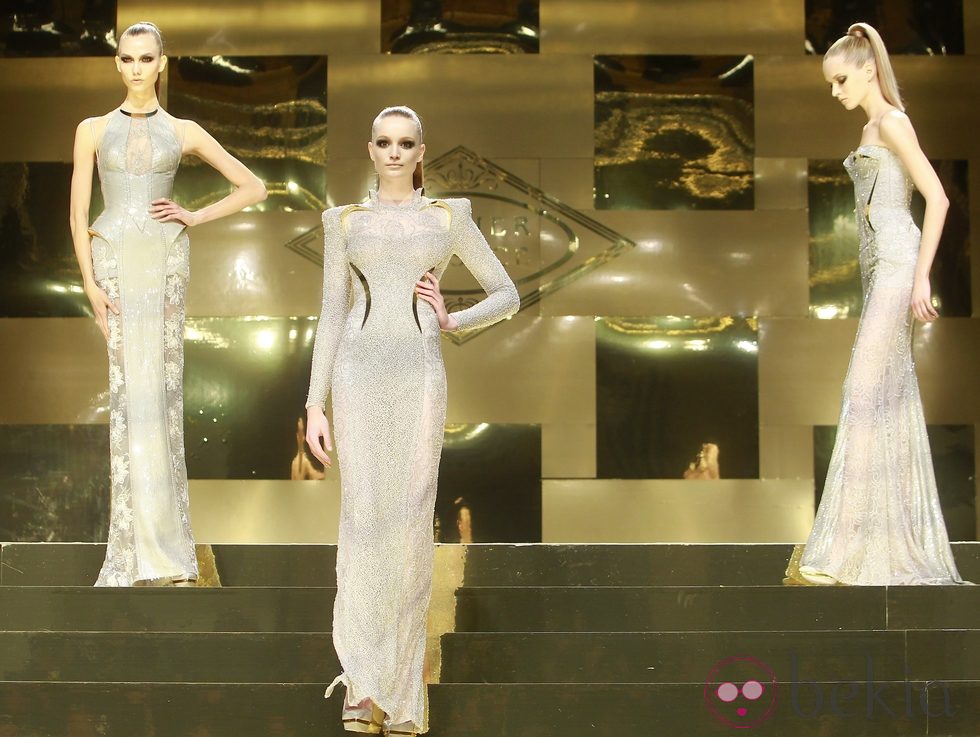 Tres modelos en glitter con transparencias de Versace Atelier